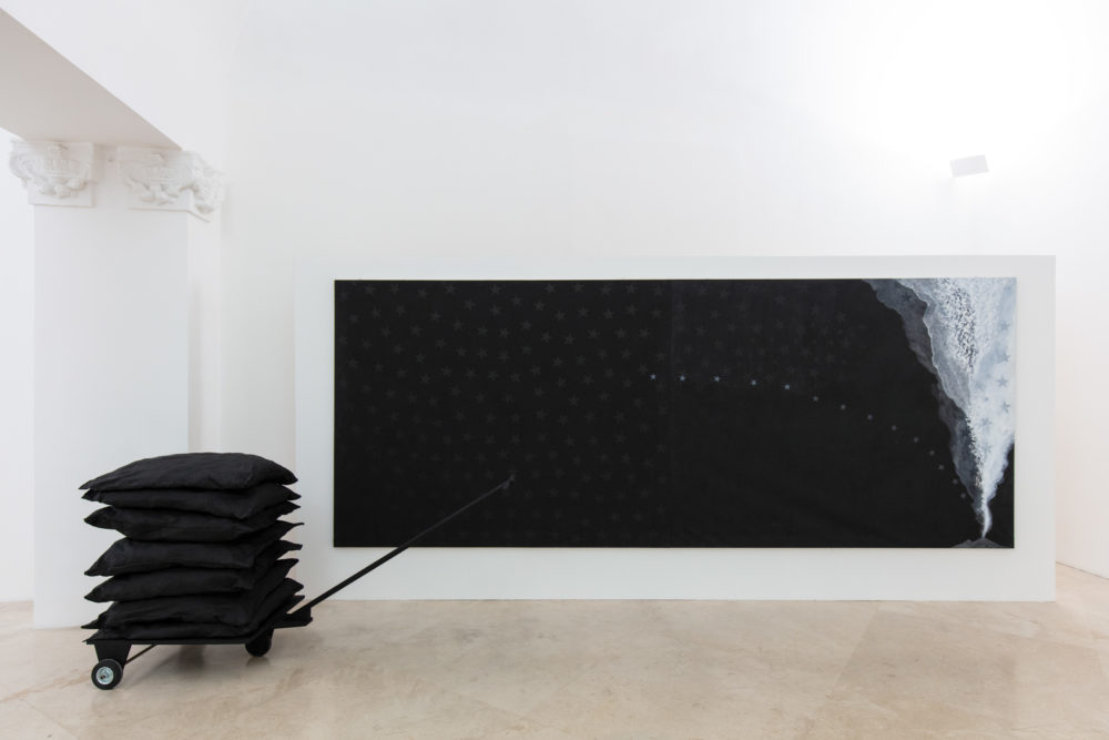 Lello Masucci, “Sacchi di notti napoletane”, 1986. Courtesy Lello Masucci Art Studio, Napoli. In comodato a Madre · museo d’arte contemporanea Donnaregina, Napoli. Foto © Amedeo Benestante.