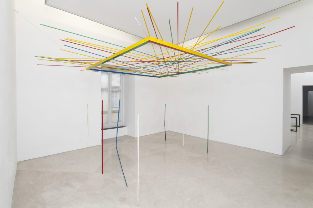 DIDA: Luciano Fabro, Nord Sud Est Ovest giocano a Shanghai, installation view, Gli anni cap.1. Episodi di storia dell’arte a Napoli dagli anni Sessanta a oggi, a cura di Eva Fabbris, museo Madre, Napoli 2024. Foto Amedeo Benestante.